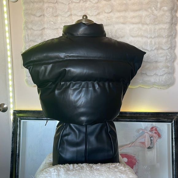 No name brand faux leather Black Puffer Vest NWOT adjustable bands on the bottom - Picture 4 of 8